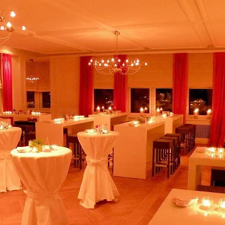 מלון Parkhaus Huegel 3*