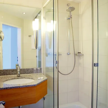 מלון Parkhaus Huegel 3*